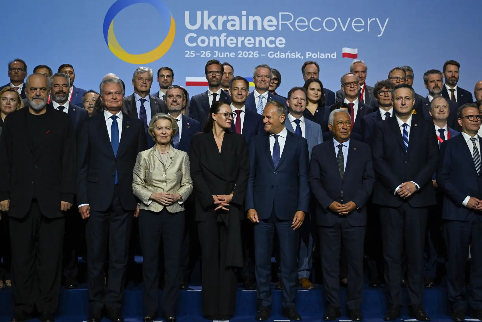 Konferencja na rzecz Odbudowy Ukrainy (The Ukraine Recovery Conference URC 2026). W pierwszym rzędzie: premier RP Donald Tusk (C-P), przewodnicząca Komisji Europejskiej Ursula Von der Leyen (C-L) oraz premier Ukrainy Julia Swyrydenko (C) na zbiorowym zdjęciu uczestników plenarnej sesji otwarcia w Amber Expo w Gdańsku. Fot. PAP/Adam Warżawa