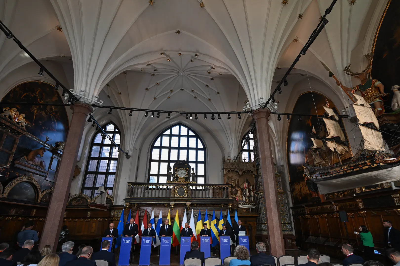  Uczestnicy konferencji prasowej w ramach spotkania liderów państw wschodniej flanki NATO w Sali Wielkiej Dworu Artusa w Gdańsku w ramach URC Fot. PAP/Adam Warżawa
