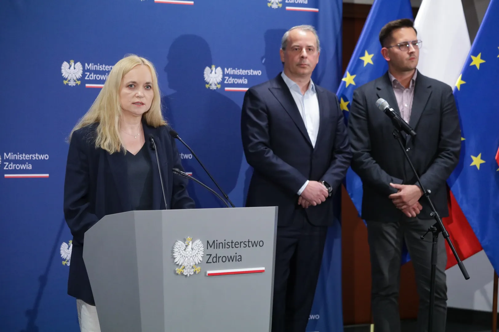 Minister zdrowia Jolanta Sobierańska-Grenda (L), prezes Agencji Oceny Technologii Medycznych i Taryfikacji Daniel Rutkowski (C) i dyrektor generalny Ministerstwa Zdrowia Rafał Główczyński. Fot. PAP/Tomasz Gzell