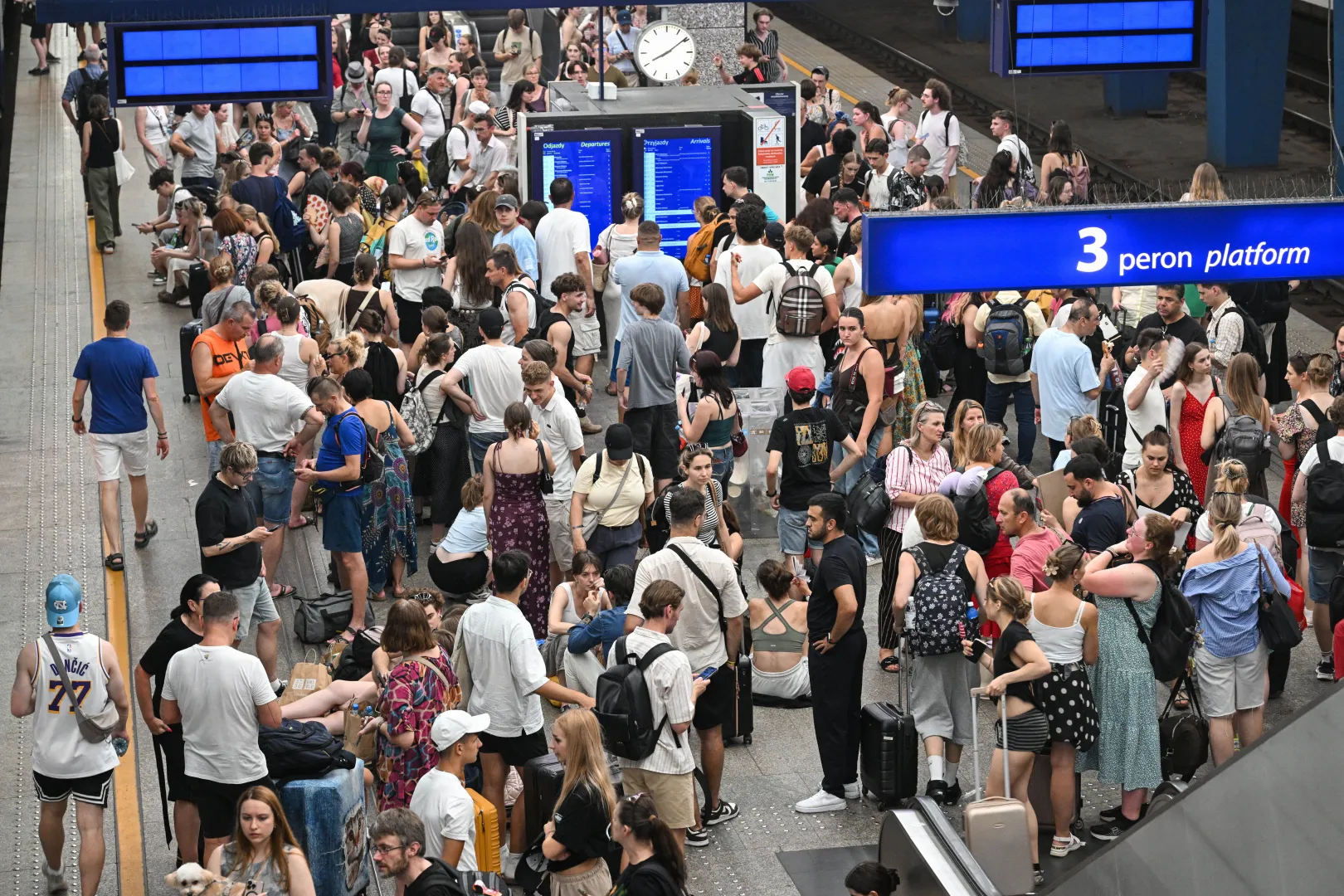 Pasażerowie czekają na peronie dworca Warszawa Centralna. Fot. PAP/Radek Pietruszka