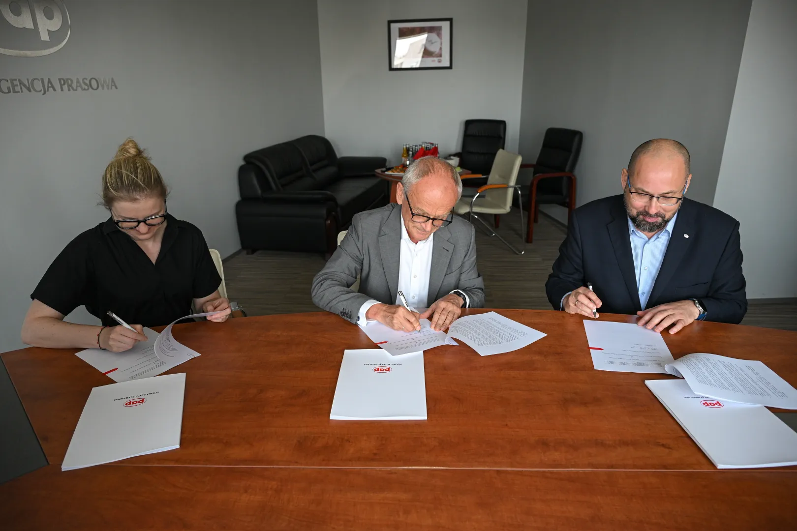 Dyrektor generalny PAP Marek Błoński (P), rektor UM prof. Piotr Ponikowski (C) oraz członkini zarządu Fundacji PAP Magdalena Żuk (L). Fot. PAP/Marcin Obara
