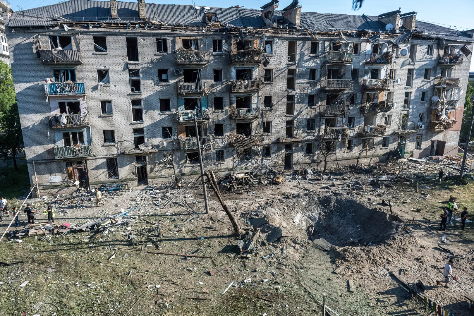 Skutki rosyjskiego ataku w Kijowie. Fot. PAP/Vladyslav Musiienko