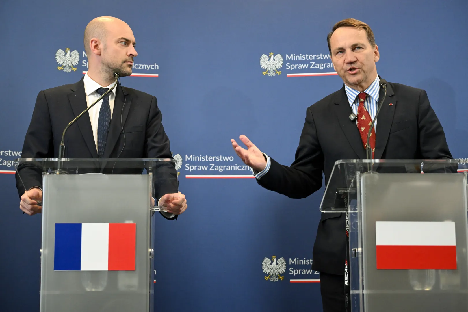 Wicepremier, minister spraw zagranicznych RP Radosław Sikorski (P) oraz minister spraw zagranicznych Francji Jean-Noel Barrot (L) podczas konferencji prasowej w Warszawie. Fot. PAP/Radek Pietruszka