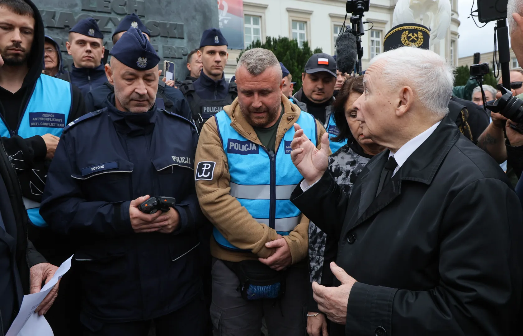 Prezes PiS Jarosław Kaczyński (P) przed Pomnikiem Lecha Kaczyńskiego na Pl. Piłsudskiego w Warszawie Fot. PAP/Paweł Supernak