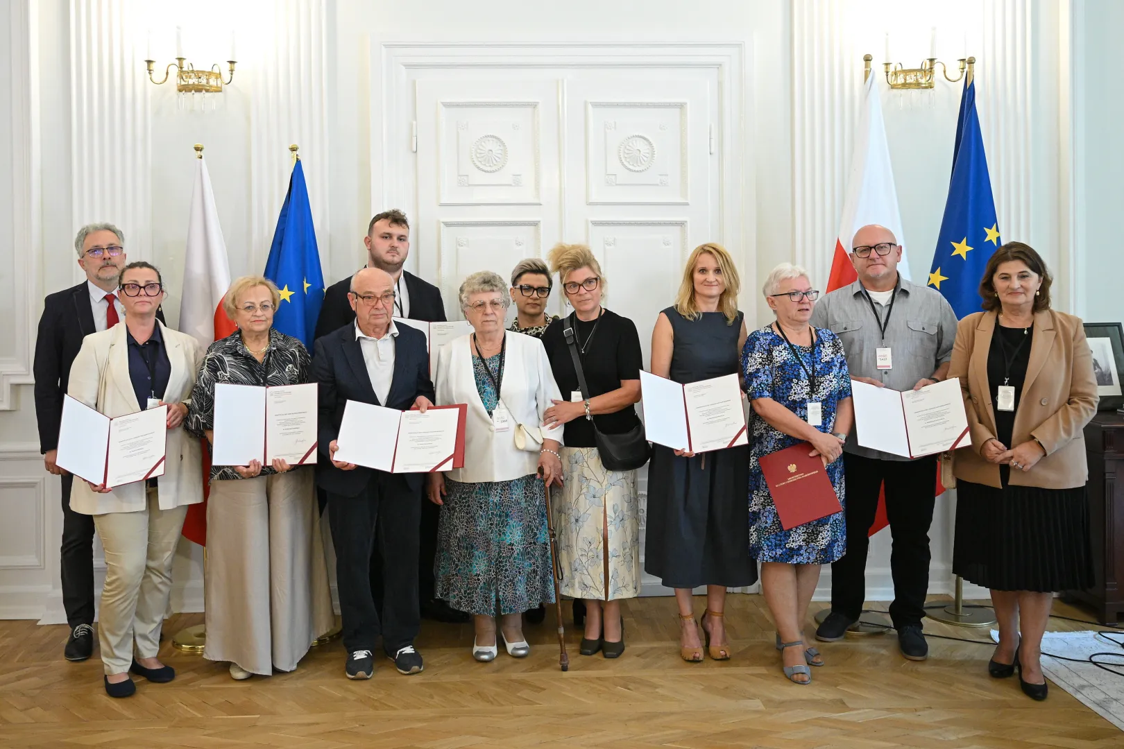 Prezes Towarzystwa Przyjaciół Ratowic Beata Jagielska (P) podczas wręczenia not identyfikacyjnych rodzinom ofiar zbrodni wołyńskiej w Puźnikach. Fot. PAP/Marcin Obara