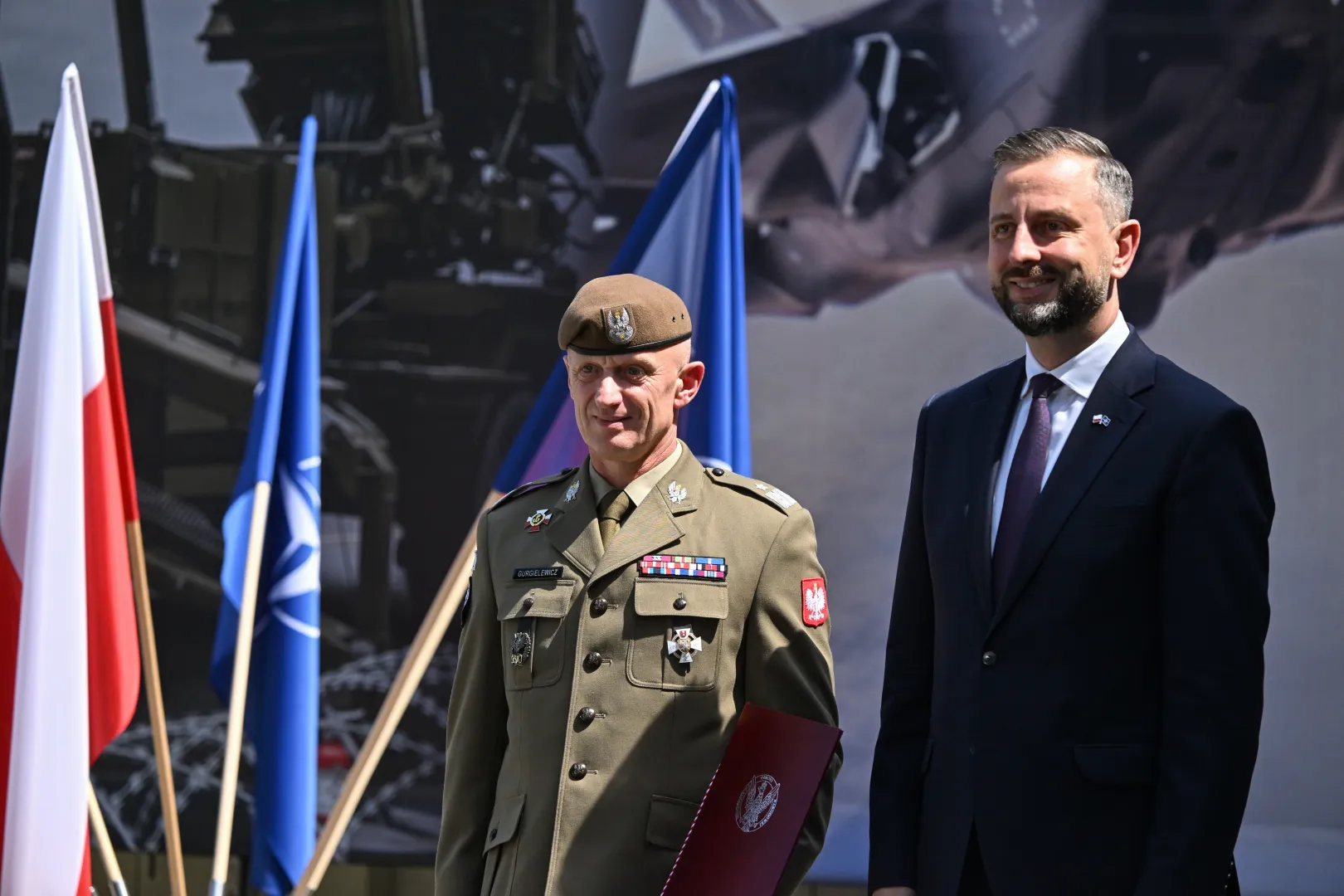 Wicepremier, szef MON Władysław Kosiniak-Kamysz (P) i płk Mieczysław Gurgielewicz (L) podczas wręczenia oficerom nominacji na nowe stanowiska służbowe. Fot. PAP/Piotr Nowak