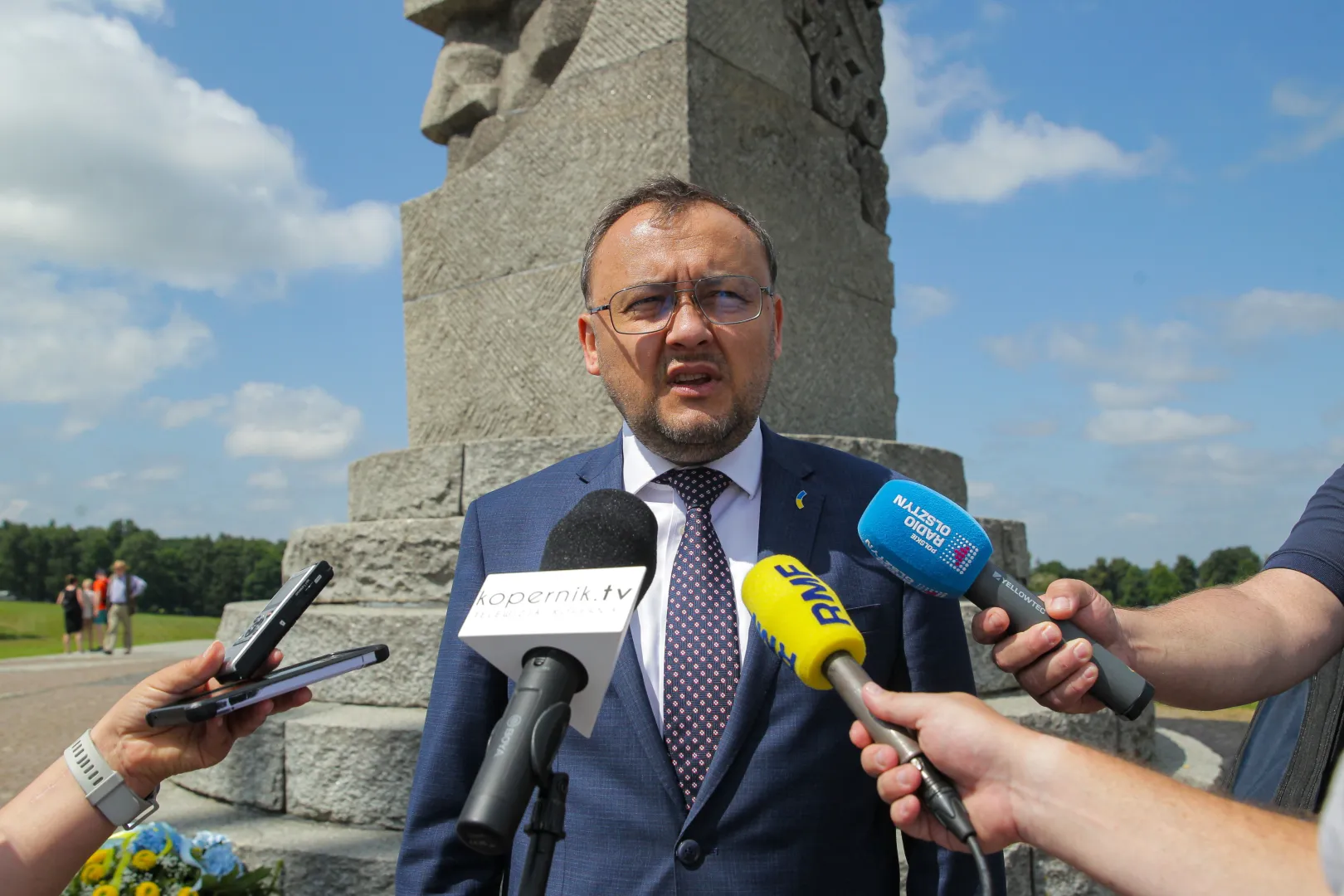 Ambasador Ukrainy w Polsce Wasyl Bodnar podczas wypowiedzi dla mediów przed Pomnikiem Zwycięstwa Grunwaldzkiego. Fot. PAP/Tomasz Waszczuk