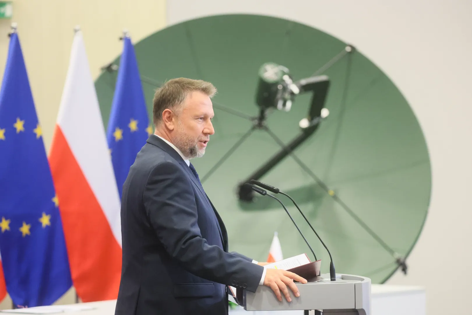 Szef MSWiA Marcin Kierwiński podczas podpisania umowy dot. udziału Polski w budowie konstelacji satelitarnej IRIS2 Fot. PAP/Leszek Szymański