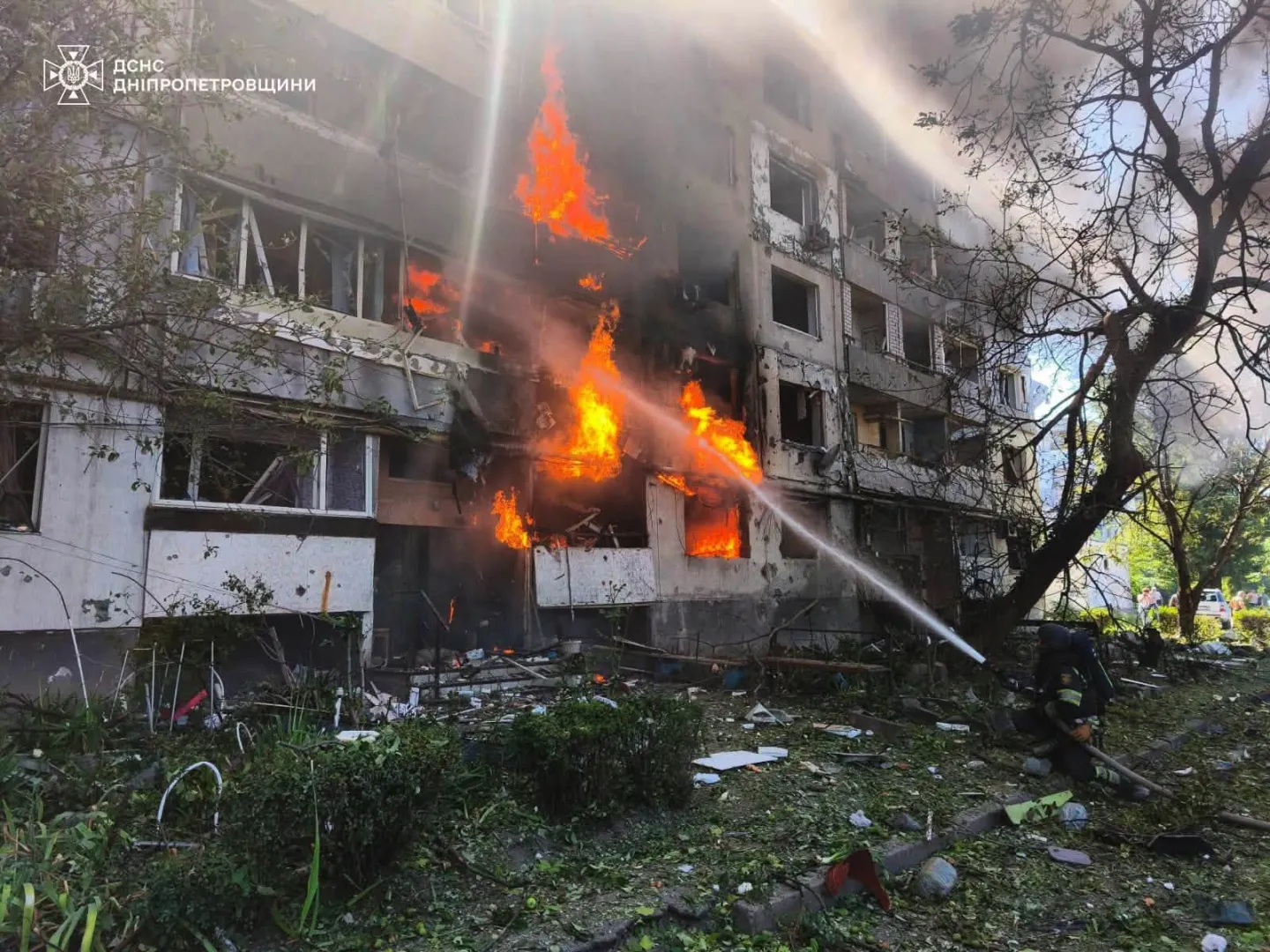 Гасіння пожежі на місці російського удару в Павлограді на Дніпропетровщині. Фото: ДСНС України, ДСНС Дніпропетровщини