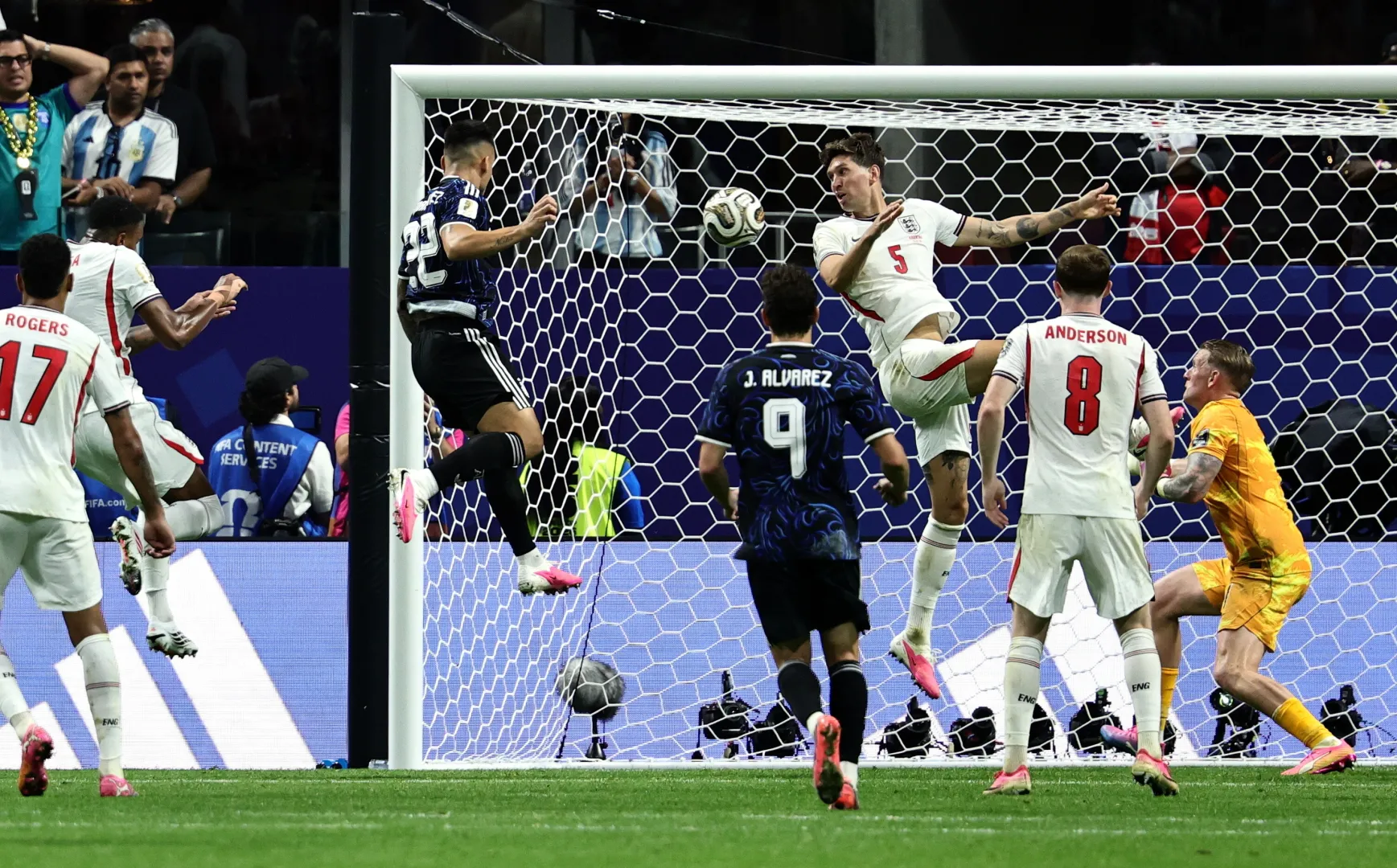 Lautaro Martinez strzelający gola. Fot. EPA/RONALD WITTEK