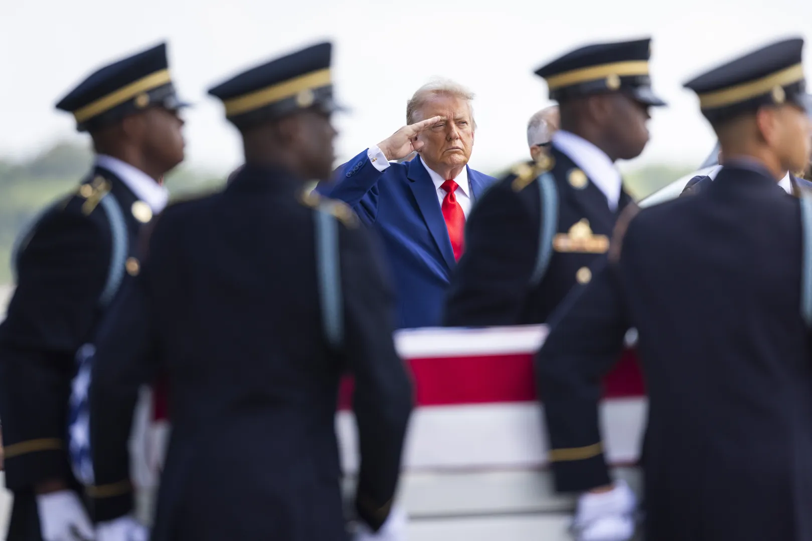 Donald Trump podczas ceremonii powrotu do kraju ciał czworga amerykańskich żołnierzy. Fot. EPA/JIM LO SCALZO