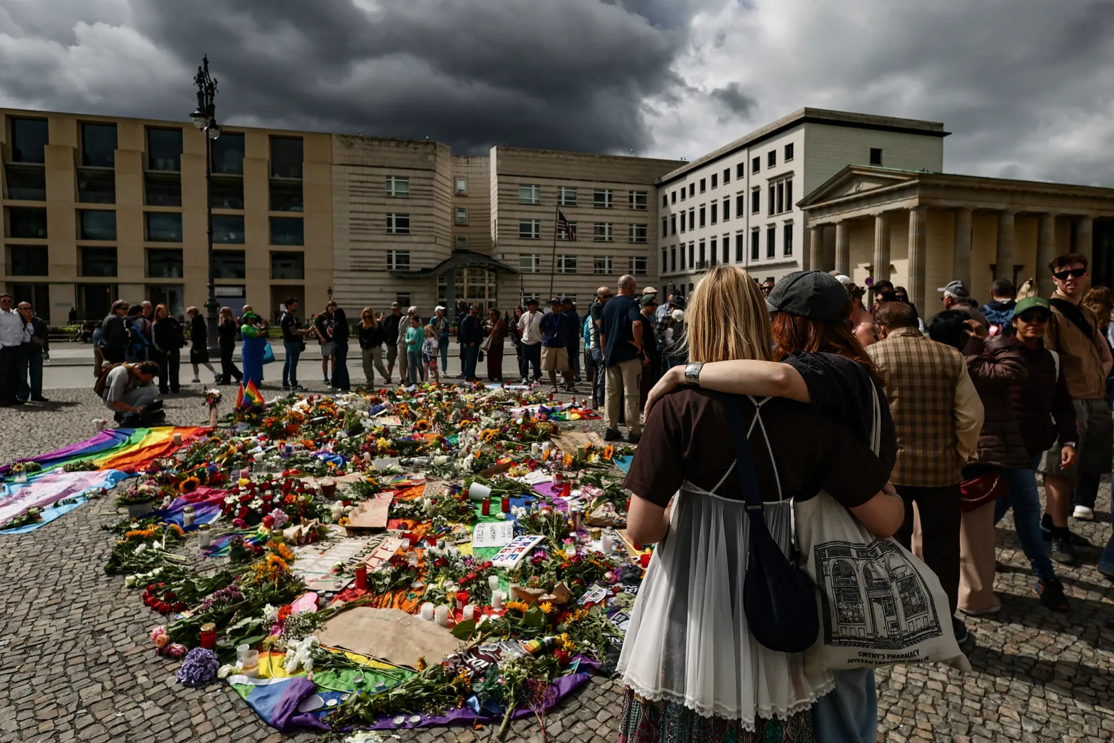 Upamiętnienie ofiary śmiertelnej oraz rannych w ataku podczas Parady Równości w Niemczech. Fot. PAP/EPA/FILIP SINGER 