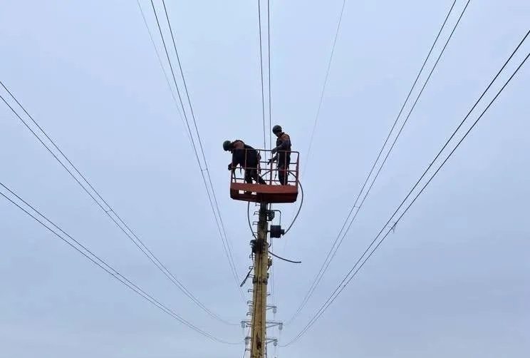 Ремонтные работы "Укрэнерго". Фотоиллюстрация. Fot. Facebook/НЕК "Укренерго"
