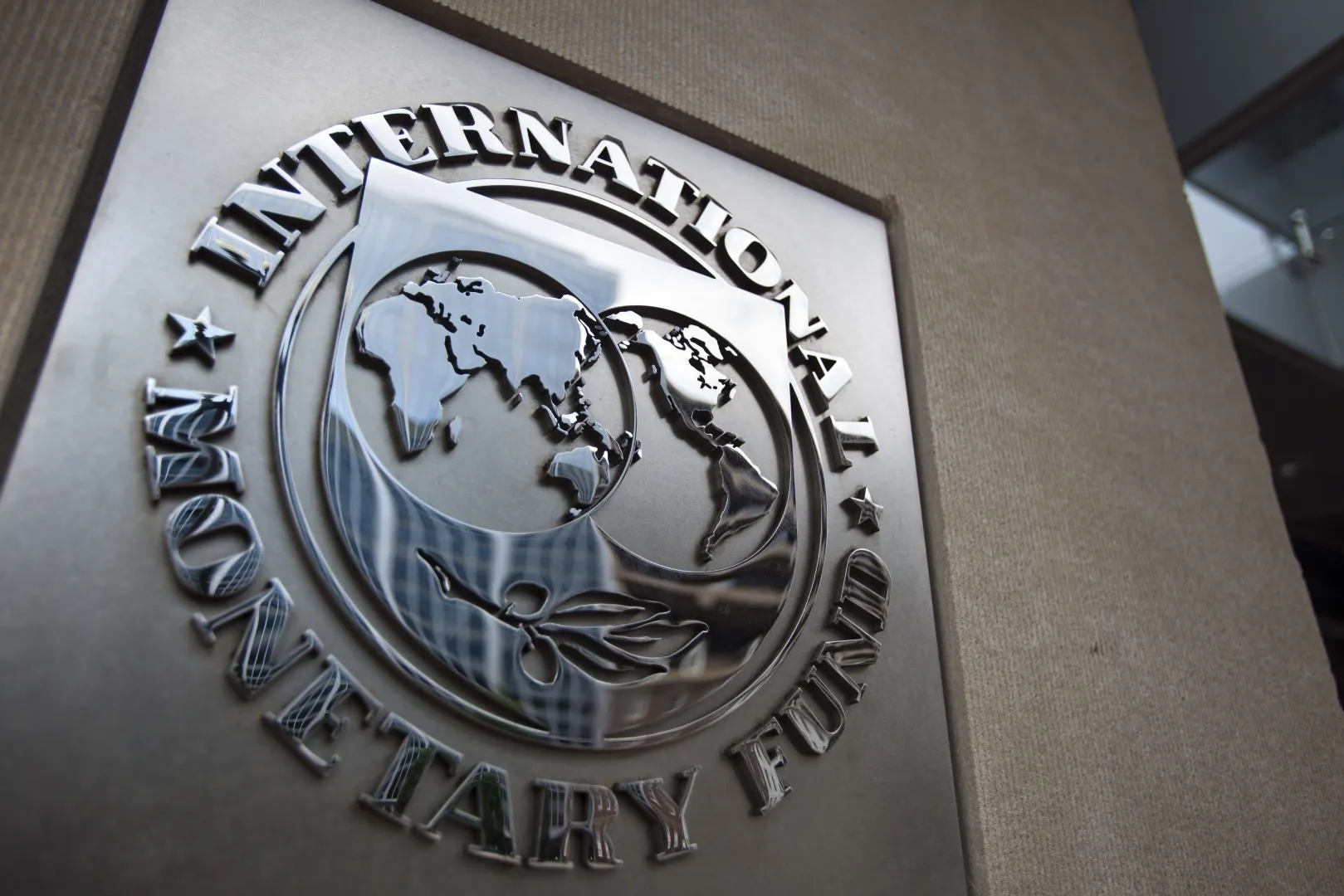 Логотип Міжнародного валютного фонду (МВФ). Fot. PAP/EPA/JIM LO SCALZO