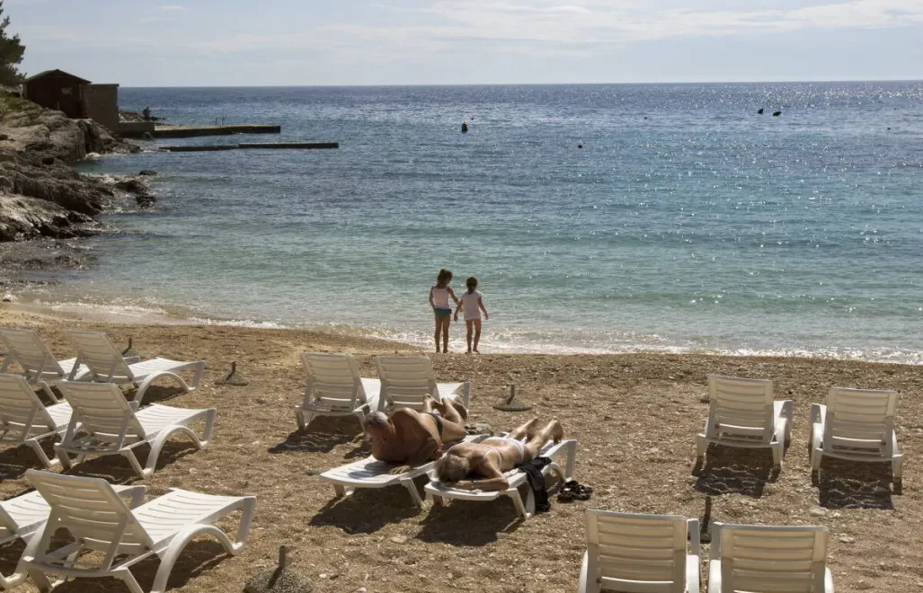 Turyści na plaży w Chorwacji, zdjęcie ilustracyjne, fot. PAP/EPA/ANTONIO BAT