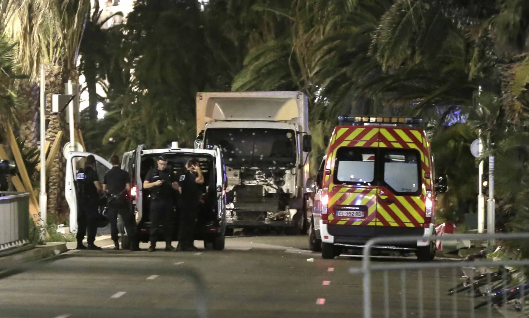 Karetka i policja po ataku ciężarówki na Promenade des Anglais w Nicei w 2016 r. Fot. PAP/EPA/FRANCK FERNANDES