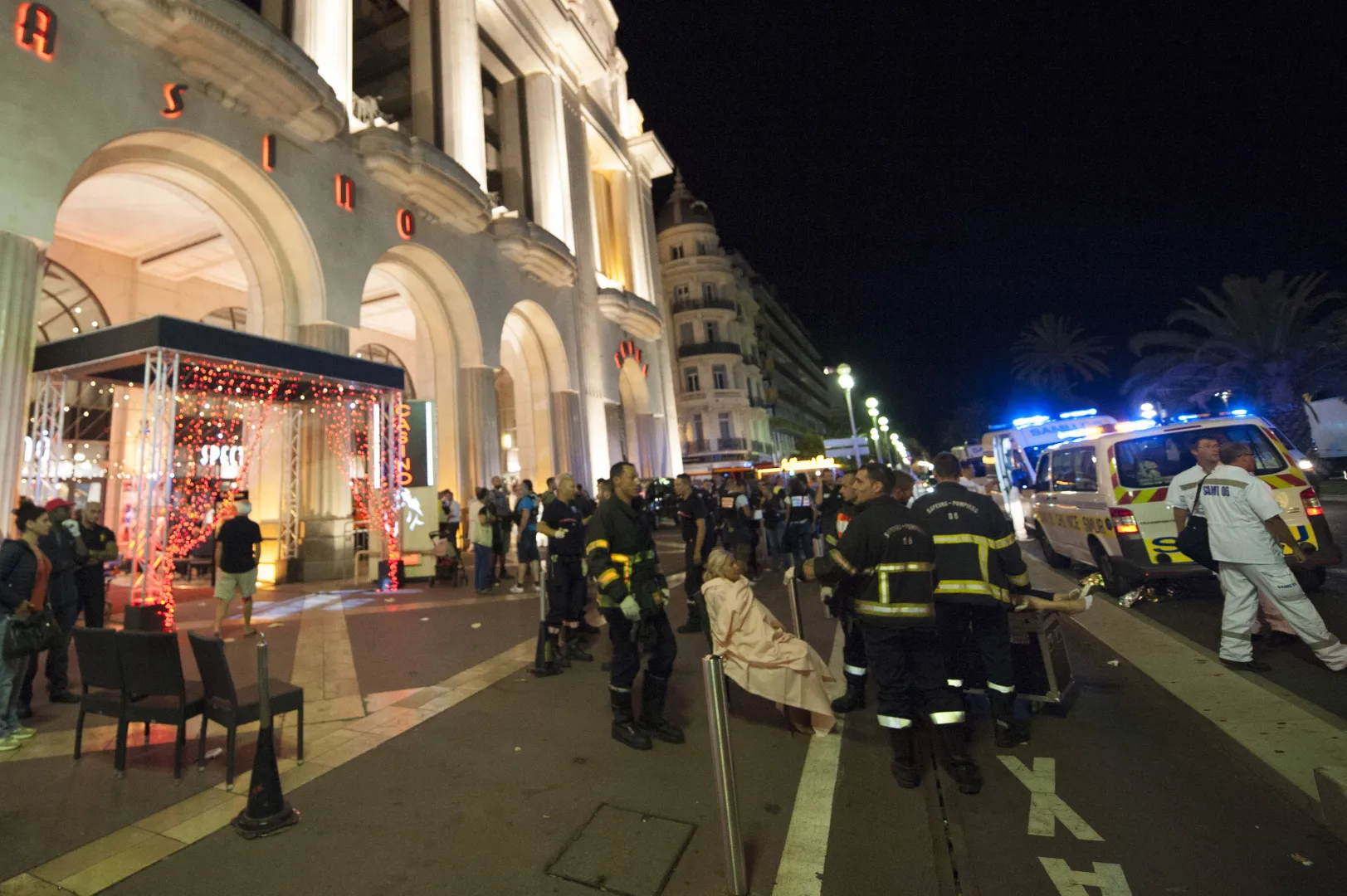 Służby udzielające pomocy na miejscu zamachu. Fot. EPA/OLIVIER ANRIGO