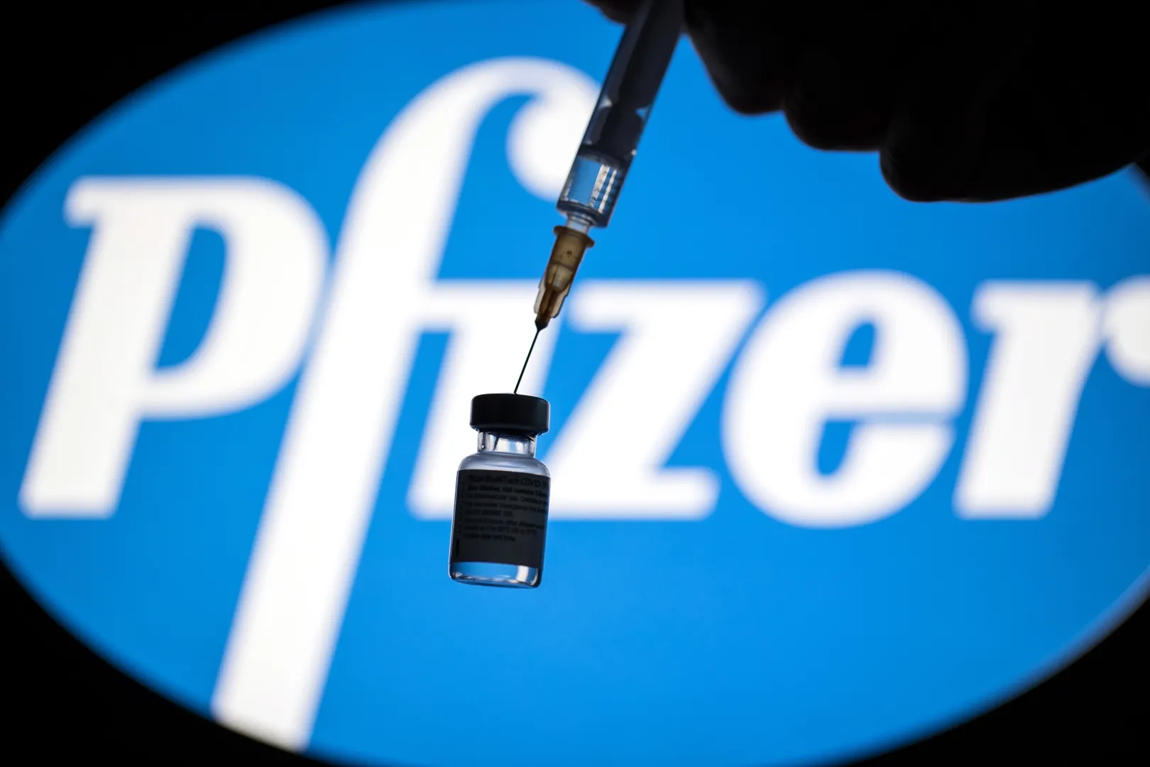 Spór o szczepionki firmy Pfizer uderzył w  PAŻP.  Fot. PAP/	Łukasz Gągulski