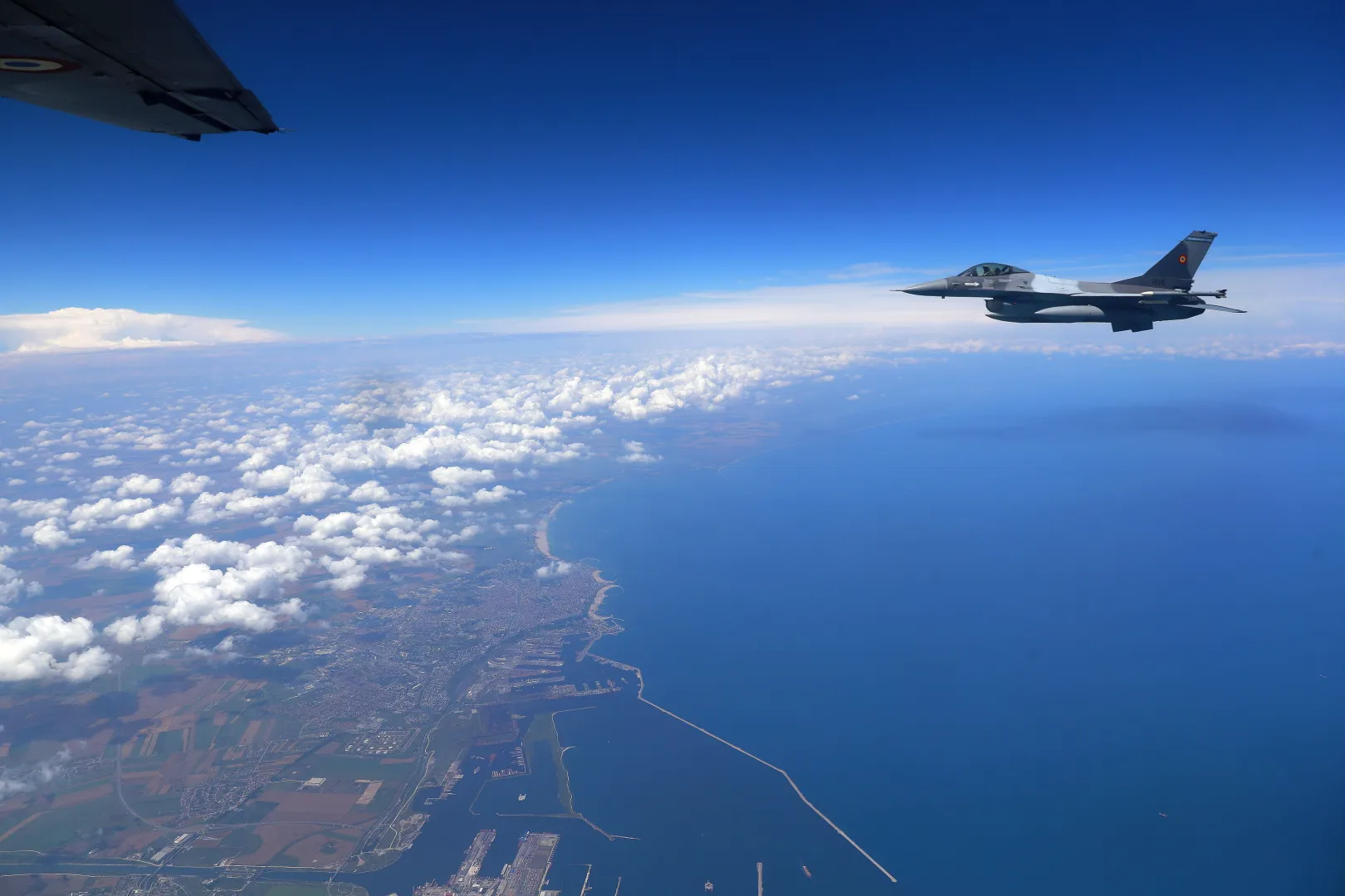Rumuńskie F16, fot. PAP/EPA/ROBERT GHEMENT