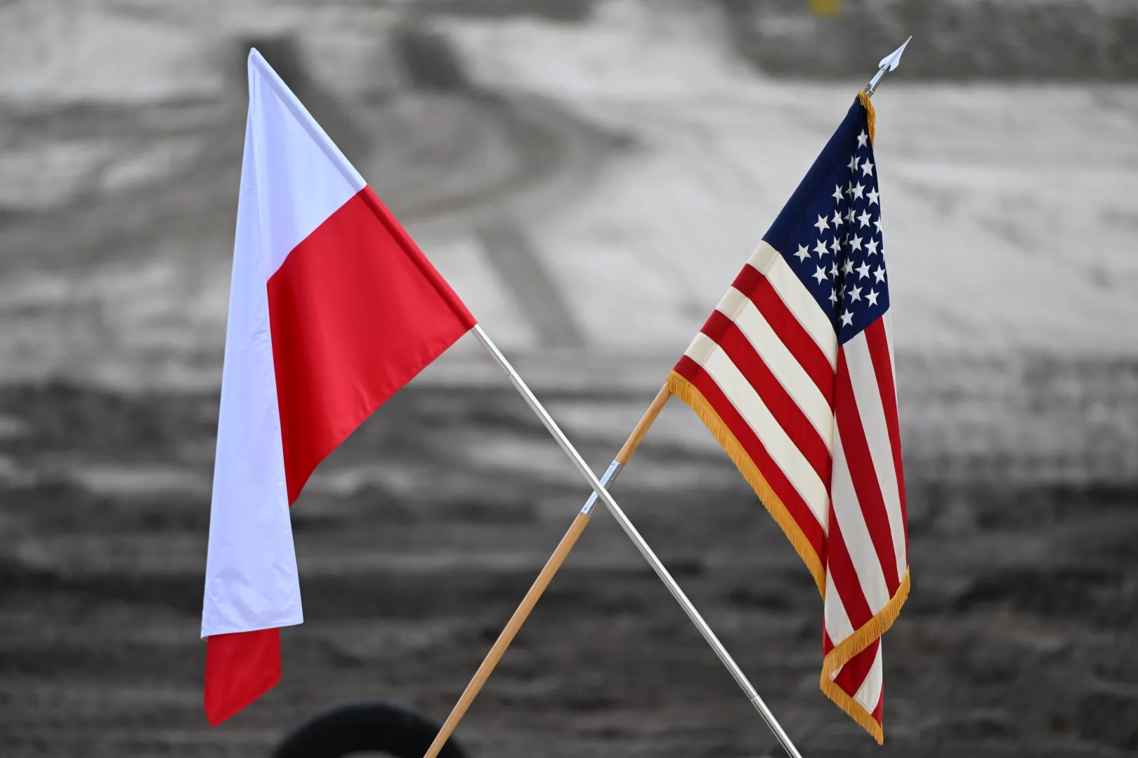 Прапори Польщі та США. Фотоілюстрація. Fot. PAP/Darek Delmanowicz