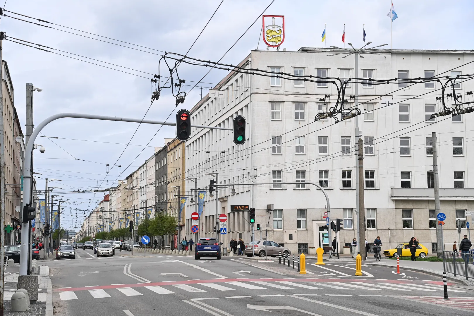 Управління міста Ґдиня, алея маршалка Пілсудського, 52/54. Включена до списку територія Ґдині – це квартал площею 87,9 га в центрі міста. Його межі визначають, зокрема, вулиці Яна з Кольна, Войта Радтке та Святого Петра з півночі, алею маршалка Пілсудського з півдня та лінія залізничних колій із заходу. Fot. PAP/Andrzej Jackowski
