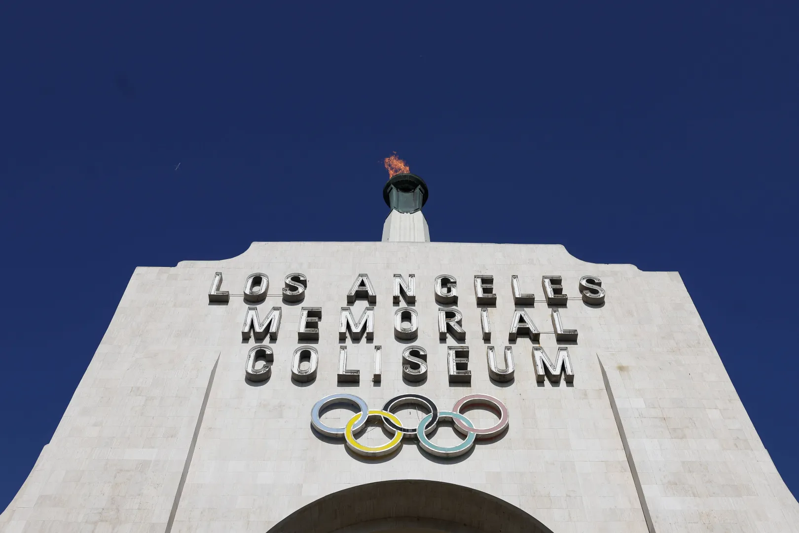 Znicz na jednym z obiektów olimpijskich w Los Angeles. Fot. PAP/EPA/CAROLINE BREHMAN