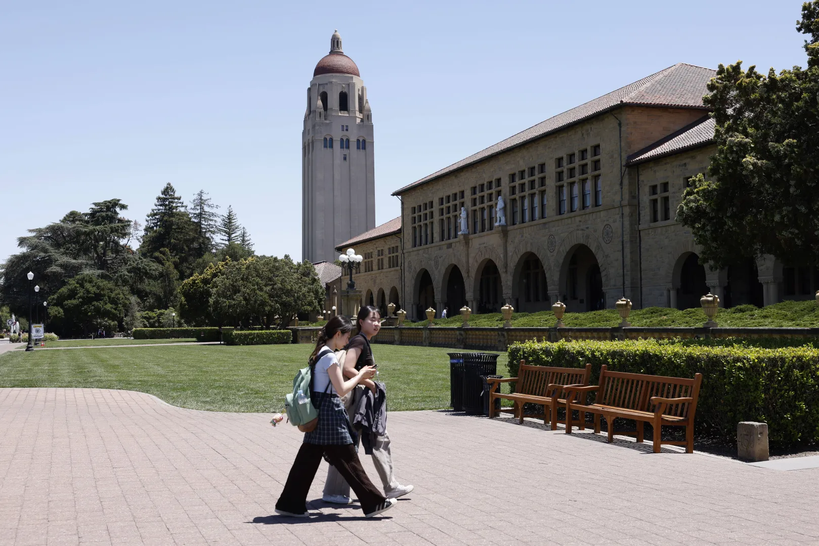 Studenci na kampusie Uniwersytetu Stanforda, fot. PAP/EPA/JOHN G. MABANGLO