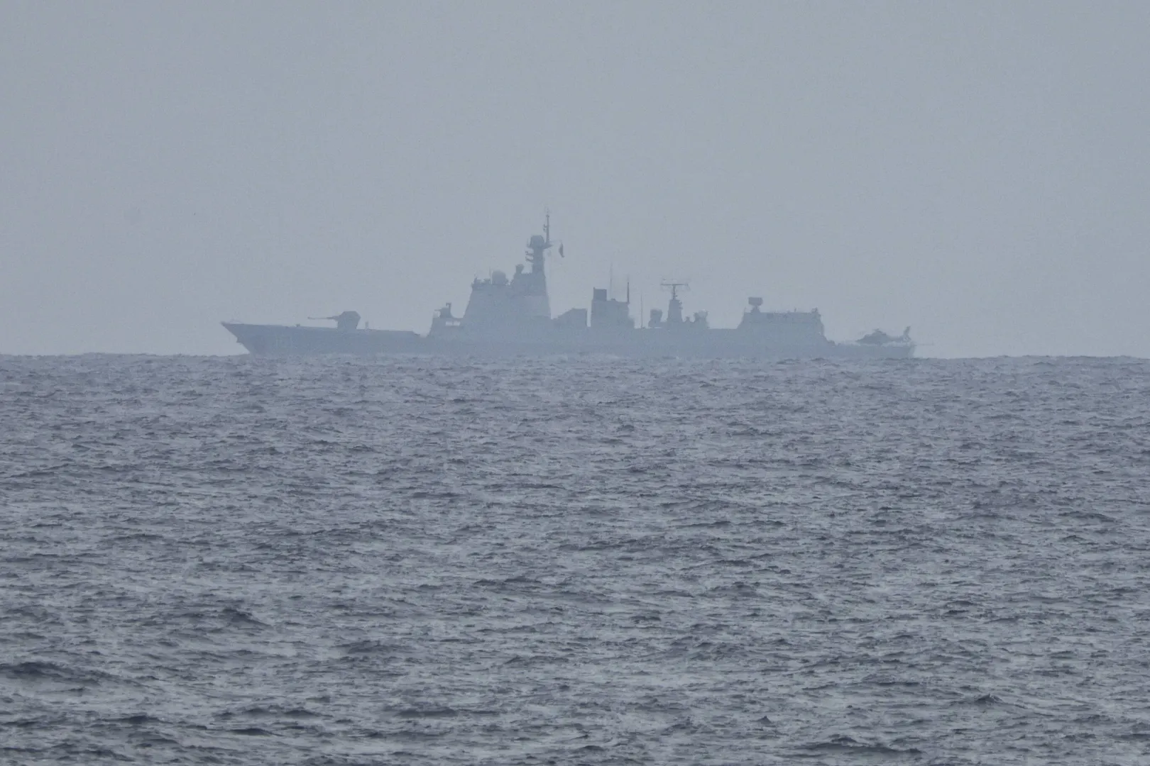 Китайский военный корабль в Южно-Китайском море. Fot. PAP/EPA/	Rolex Dela Pena