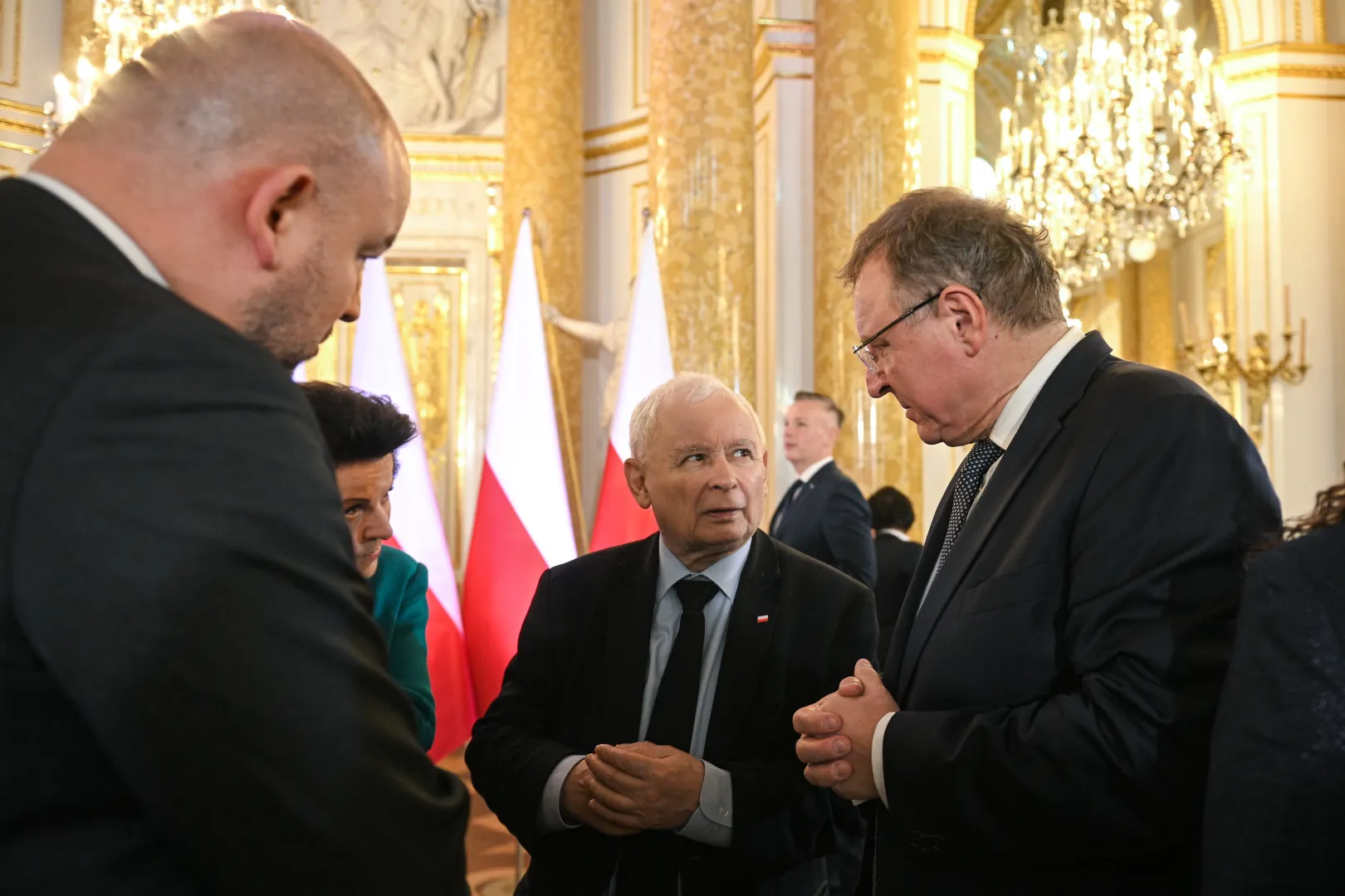 Prezes PiS Jarosław Kaczyński (C) oraz były prezes TVP Jacek Kurski, fot. PAP/Marcin Obara