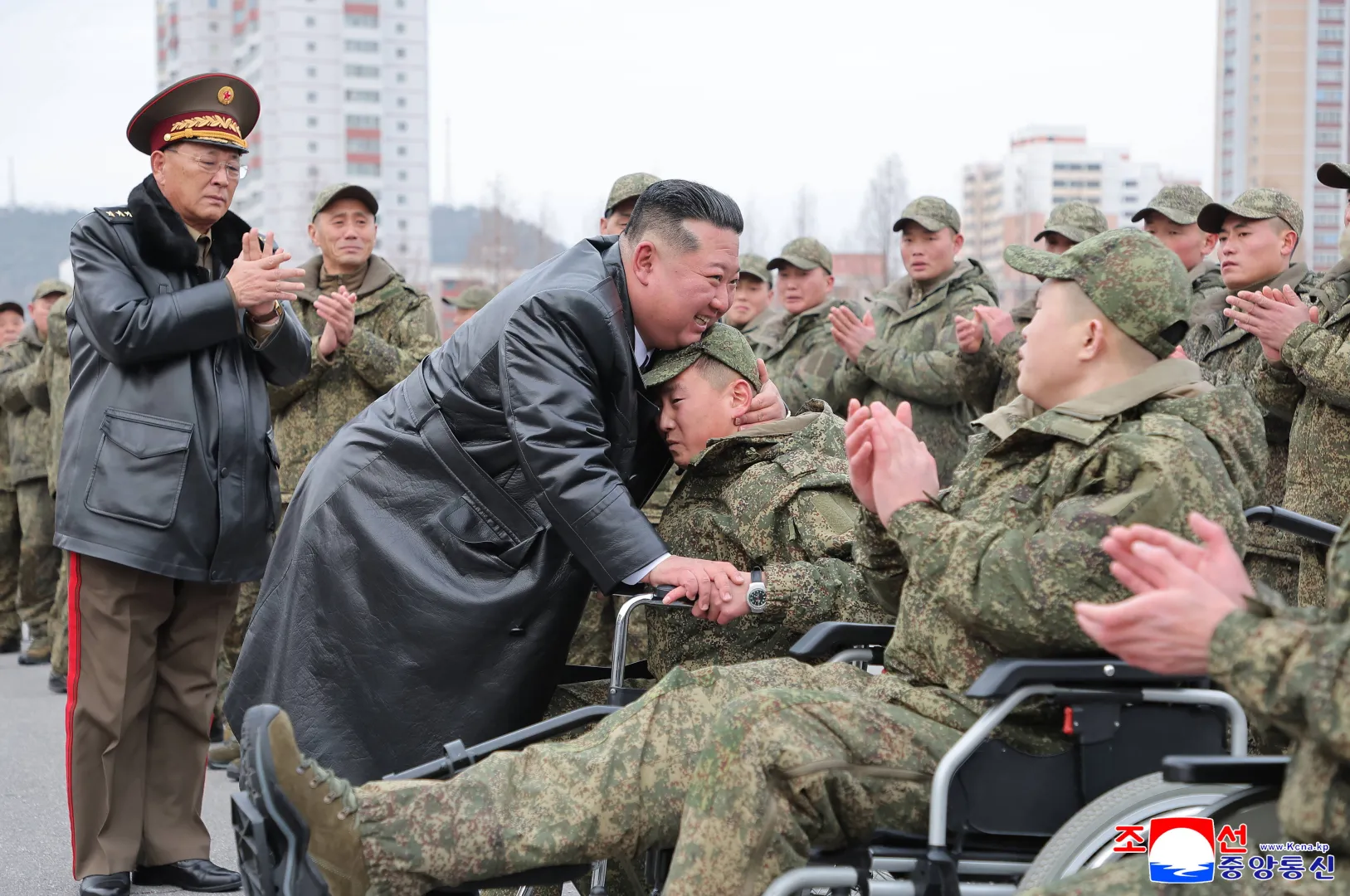 Ким Чен Ын приветствует солдат, вернувшихся из Курской области России. Fot. PAP/EPA/KCNA