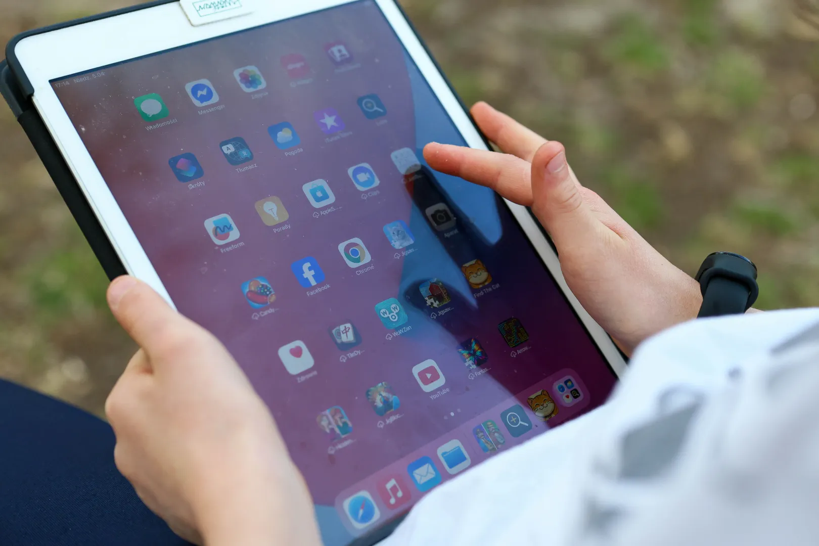 Tablet z ikonami mediów społecznościowych. Zdj. Ilustracyjne. Fot. PAP/Szymon Pulcyn