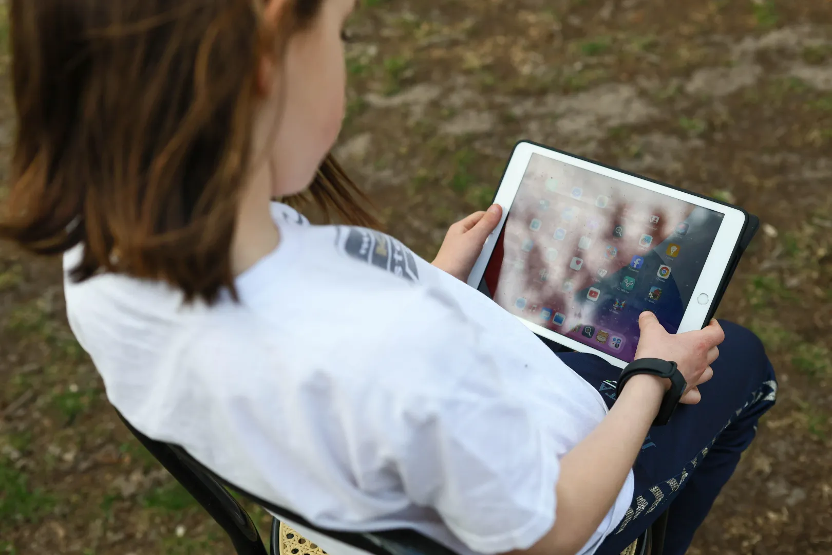Tablet w rękach dziecka - zdjęcie ilustracyjne. Fot. PAP/Szymon Pulcyn