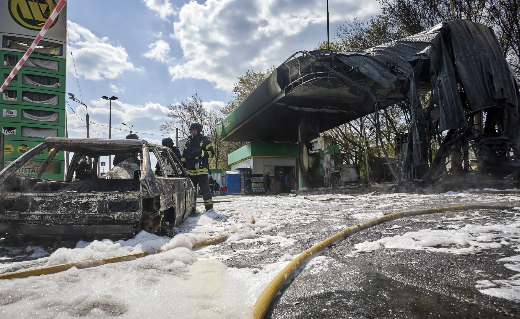 Zniszczona stacja benzynowa na Ukrainie, fot. PAP/EPA/SERGEY KOZLOV