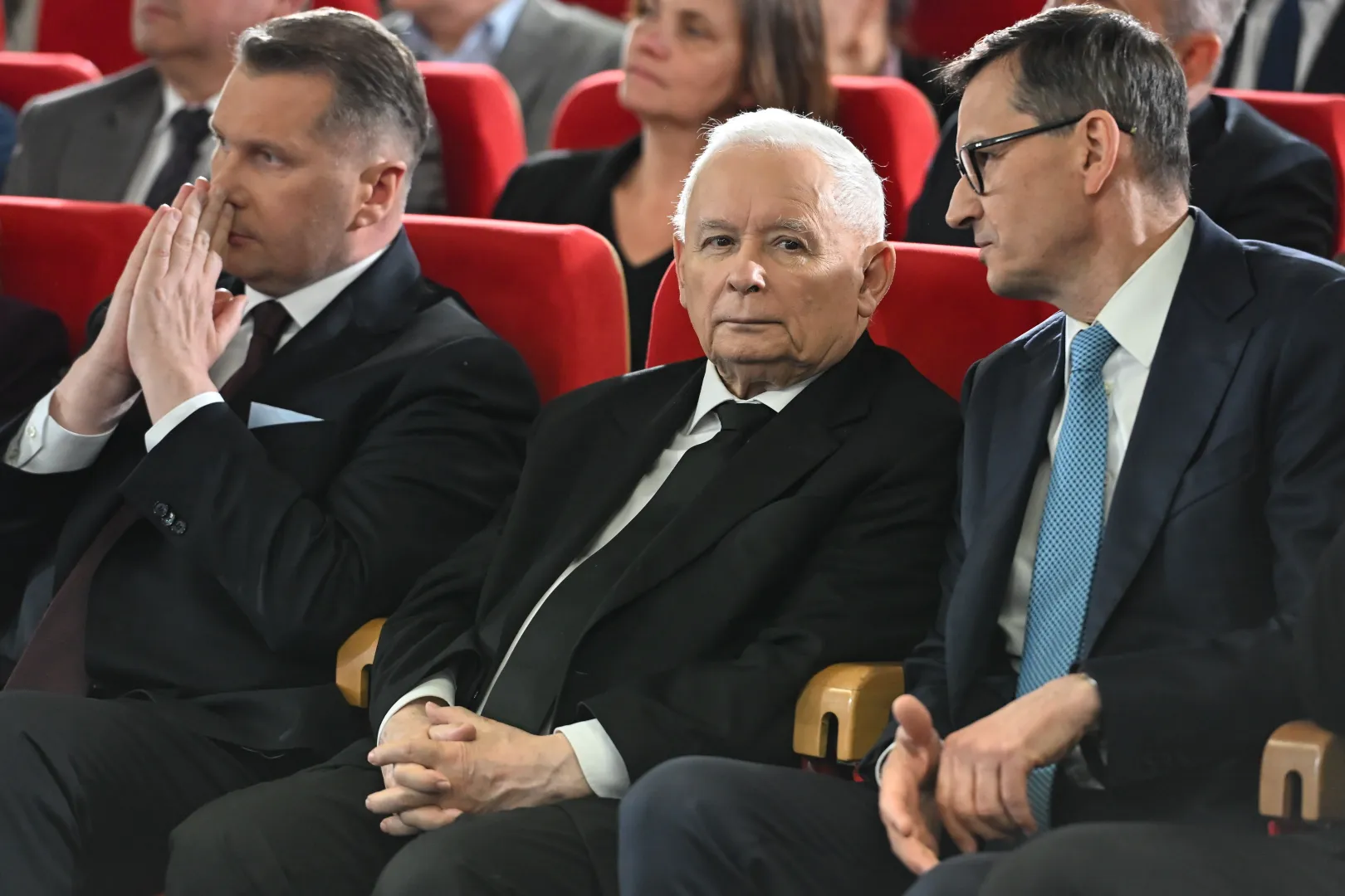 Prezes PiS Jarosław Kaczyński (C) oraz wiceprezesi PiS Przemysław Czarnek (L) i Mateusz Morawiecki (P). Fot. PAP/Wojtek Jargiło