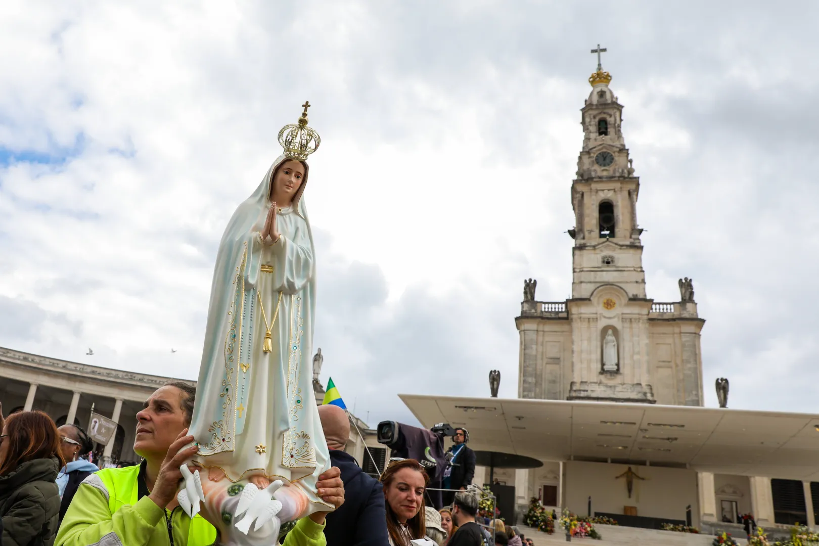 Pielgrzymi w Sanktuarium Matki Bożej Fatimskiej, fot. PAP/EPA/LUSA/PAULO CUNHA