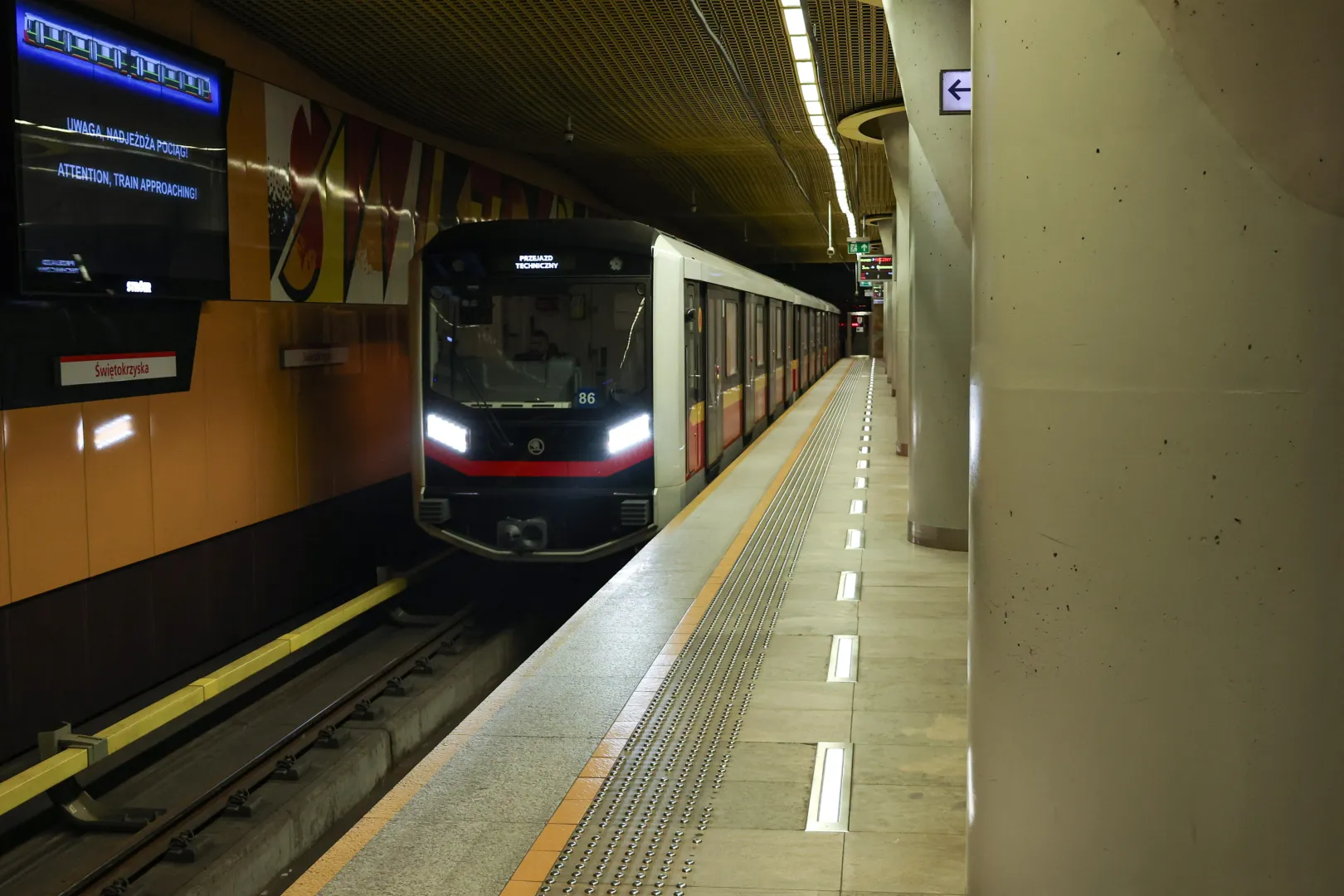 Metro w Warszawie. Fot. PAP/Albert Zawada