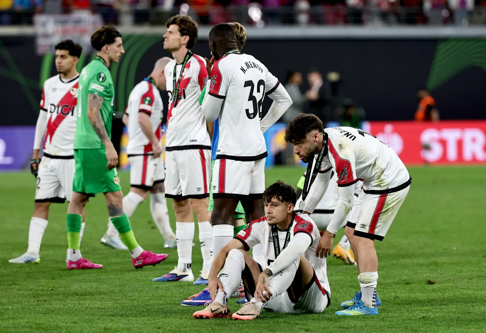 Piłkarze Rayo Vallecano. Fot. PAP/EPA/RONALD WITTEK