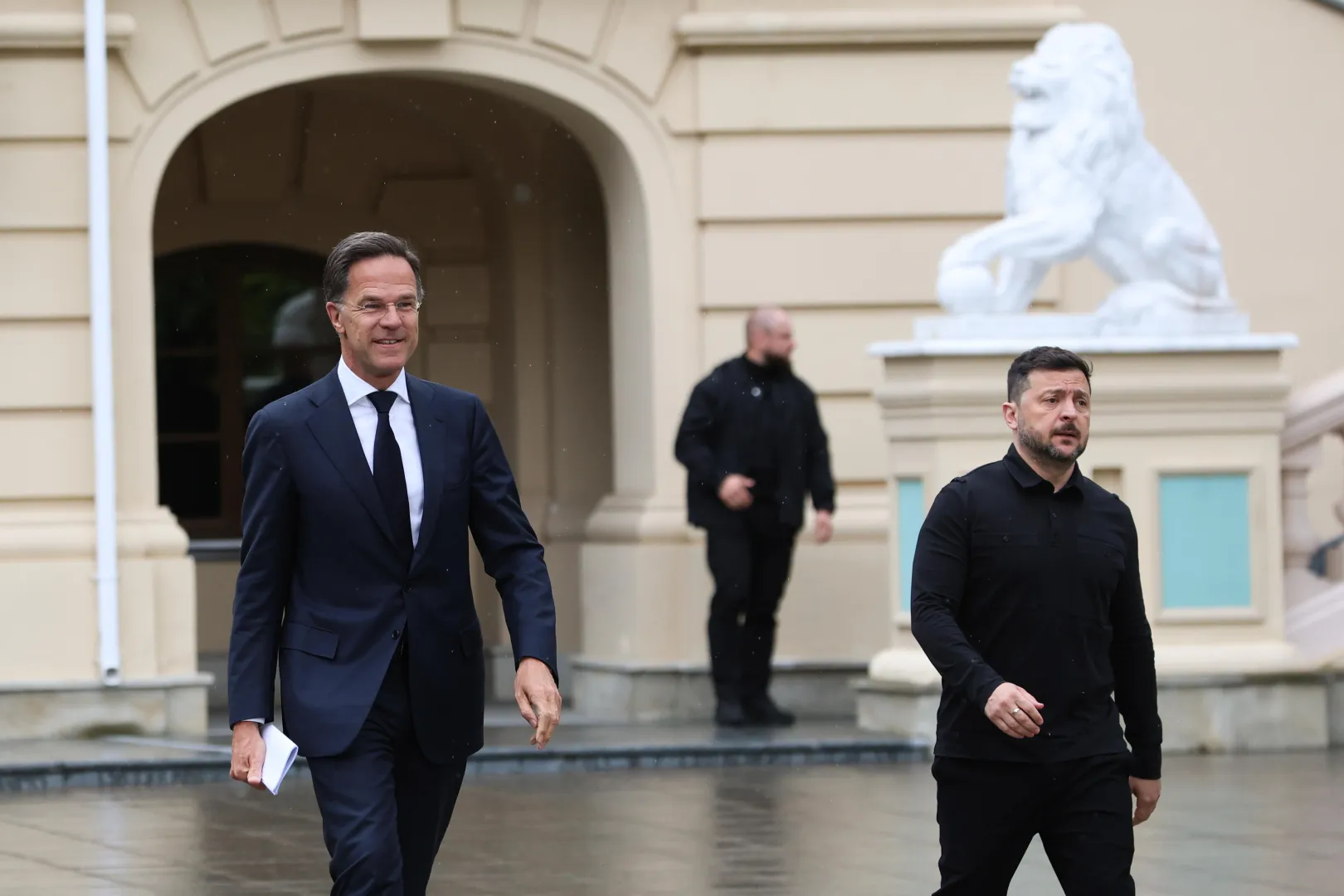 Mark Rutte (L) i Wołodymyr Zełenski (P). Fot. PAP/Victor Kovalchuk