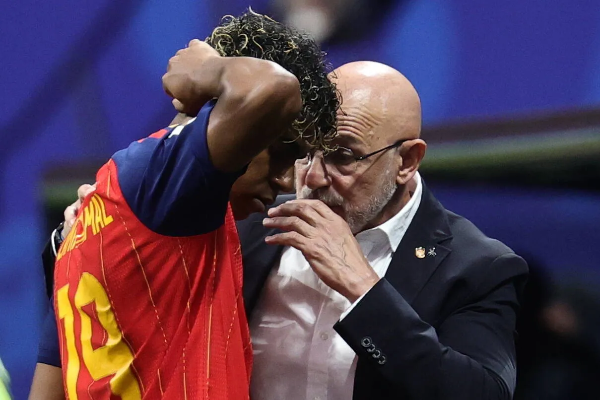 Lamine Yamal i trener Hiszpanii Luis de la Fuente. Fot. EPA/RONALD WITTEK