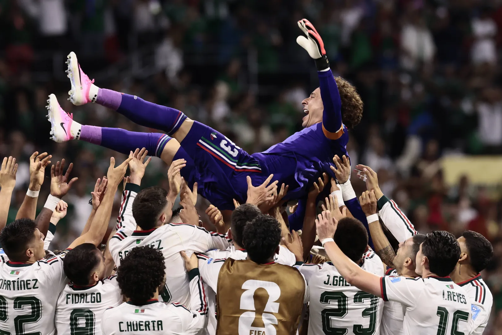 Guillermo Ochoa i reprezentacja Meksyku po meczu z Czechami na MŚ, fot. PAP/EPA/EFE/JOSE MENDEZ