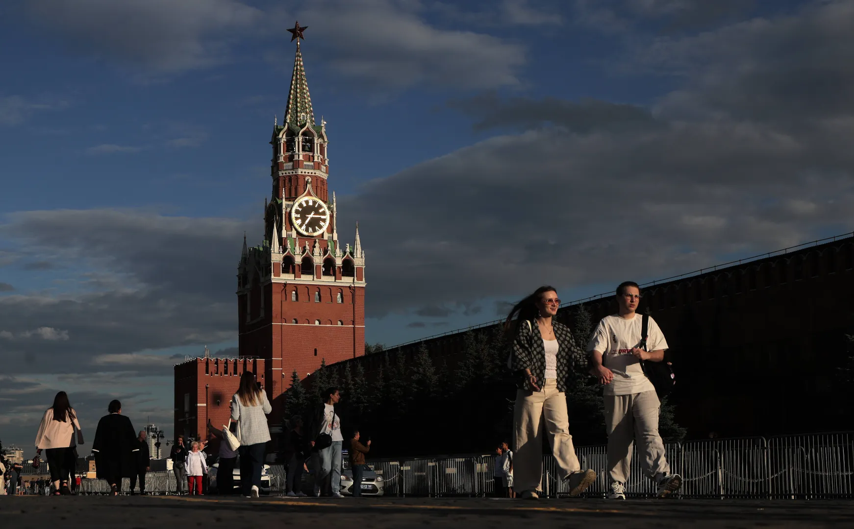 Mieszkańcy Moskwy na Placu Czerwonym, zdjęcie ilustracyjne, fot. PAP/EPA/MAXIM SHIPENKOV