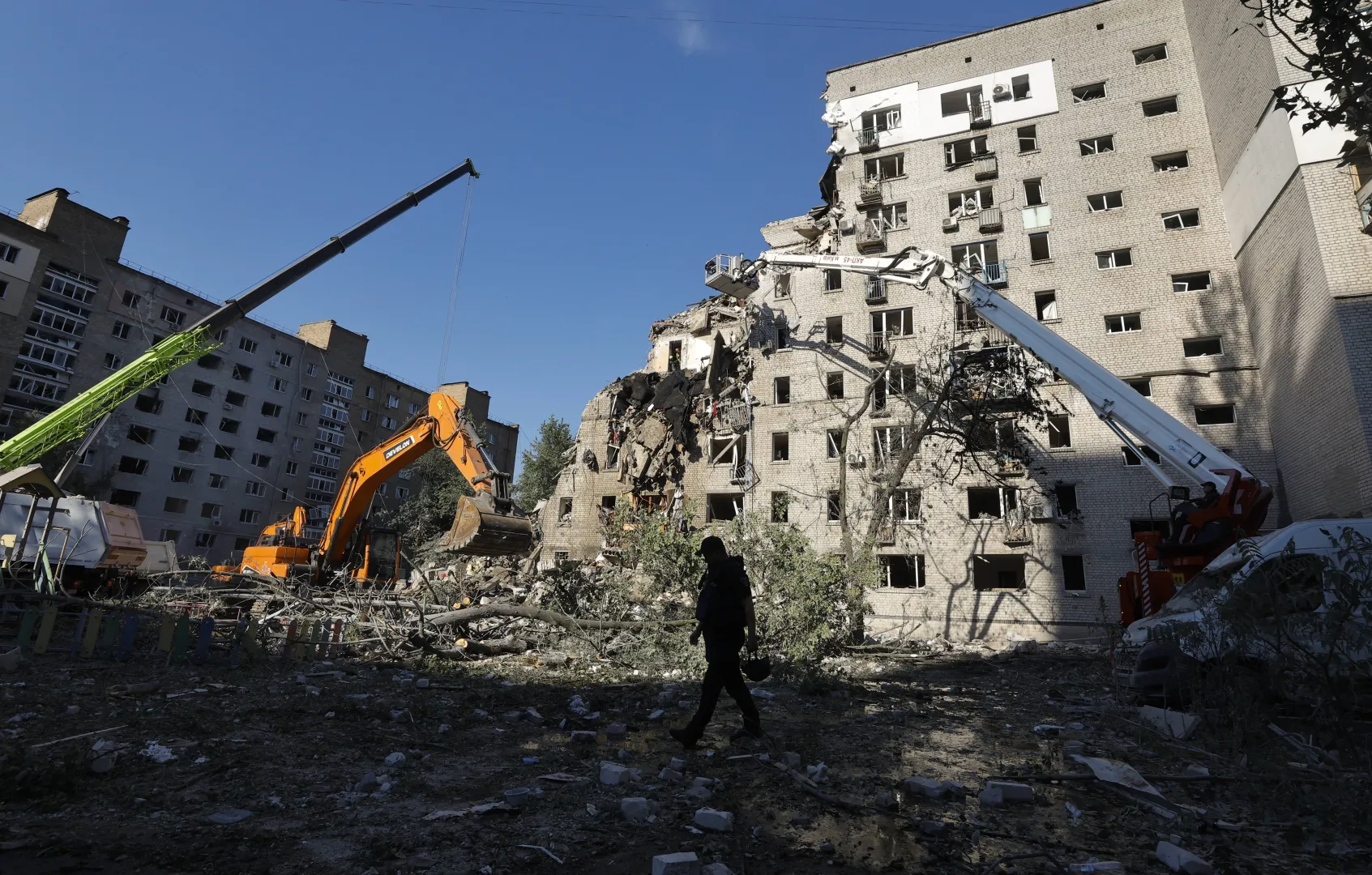 Наслідки російського удару по Києву. Fot. PAP/EPA/SERGEY DOLZHENKO
