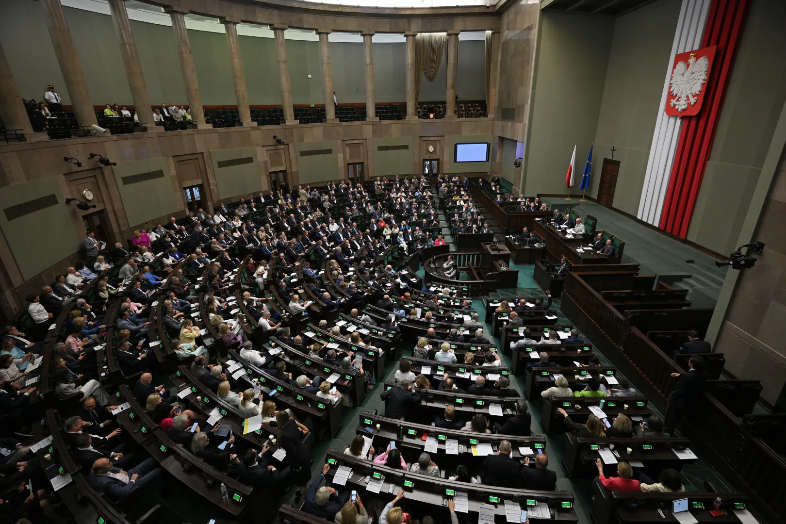 Posłowie na sali plenarnej Sejmu. Fot. PAP/Marcin Obara