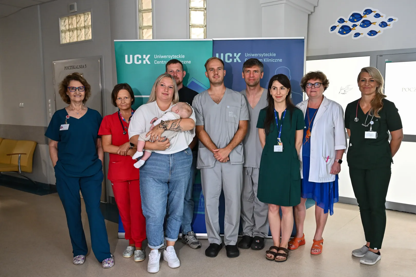 Ordynator Kliniki Pediatrii, Hematologii, Onkologii i Immunologii UCK dr hab. Ninela Irga-Jaworska (L), dr Julia Radoń-Proskura (P) i Sandra Lewicka z synem Leosiem (3L) podczas konferencji prasowej. Fot. PAP/Marcin Gadomski