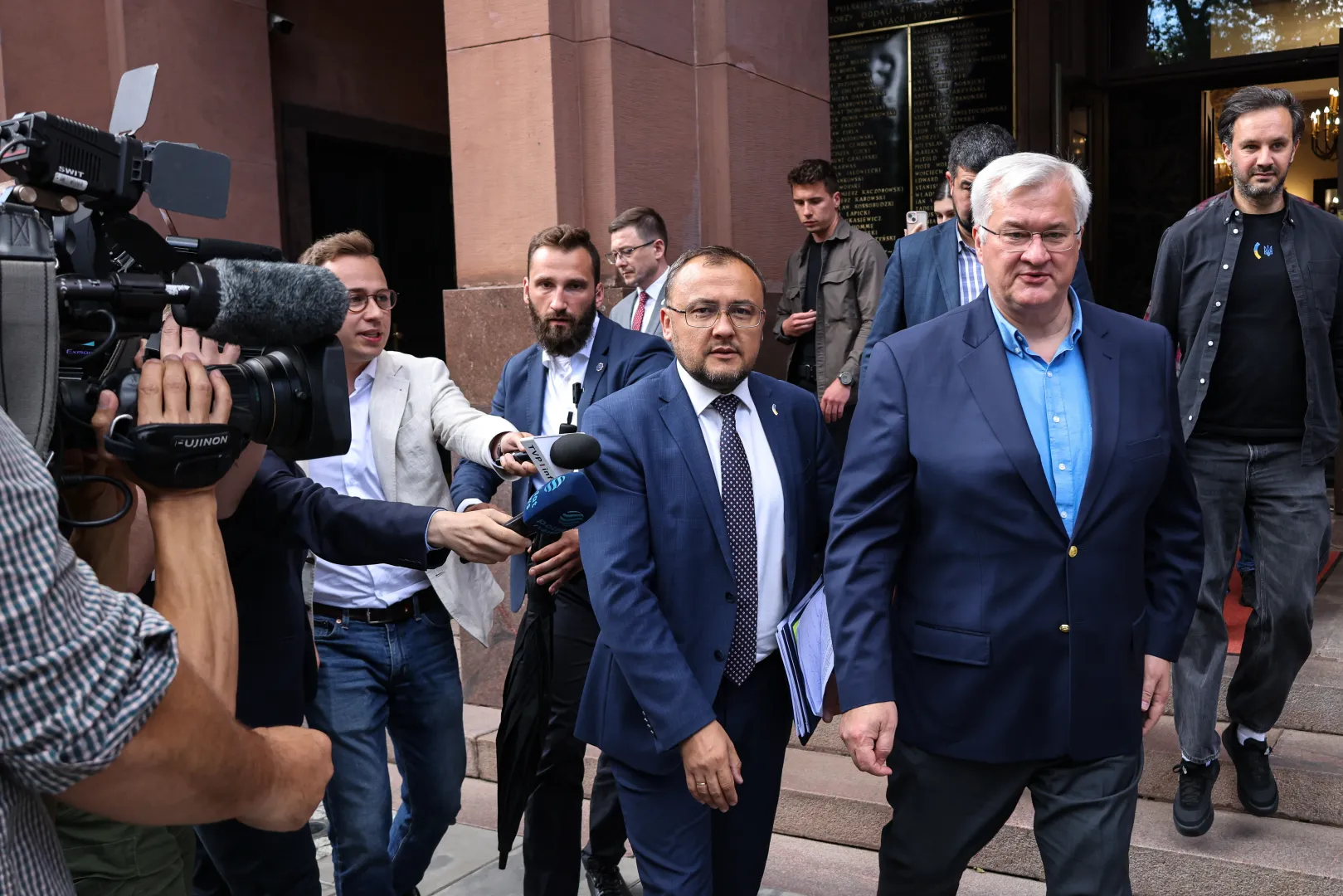 Голова МЗС України Андрій Сибіга (другий праворуч) та посол України в Польщі Василь Боднар (по центру) після зустрічі з віцепрем’єром, очільником МЗС Радославом Сікорським у будівлі Міністерства закордонних справ у Варшаві. Fot. PAP/Albert Zawada