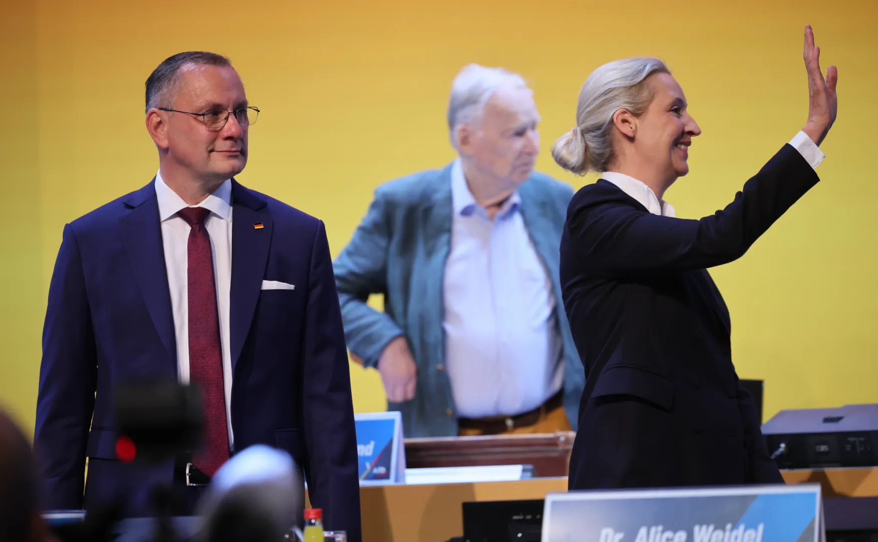 Współprzewodniczący AfD Tino Chrupalla i Alice Weidel. Fot. PAP/EPA/HANNIBAL HANSCHKE