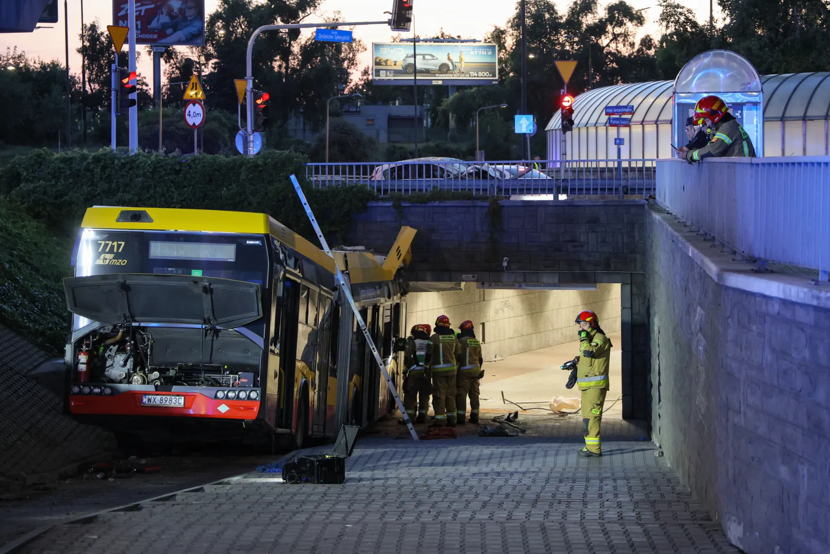 Miejsce wypadku w rejonie Ronda Zesłańców Syberyjskich w Warszawie. Fot. PAP/Paweł Supernak