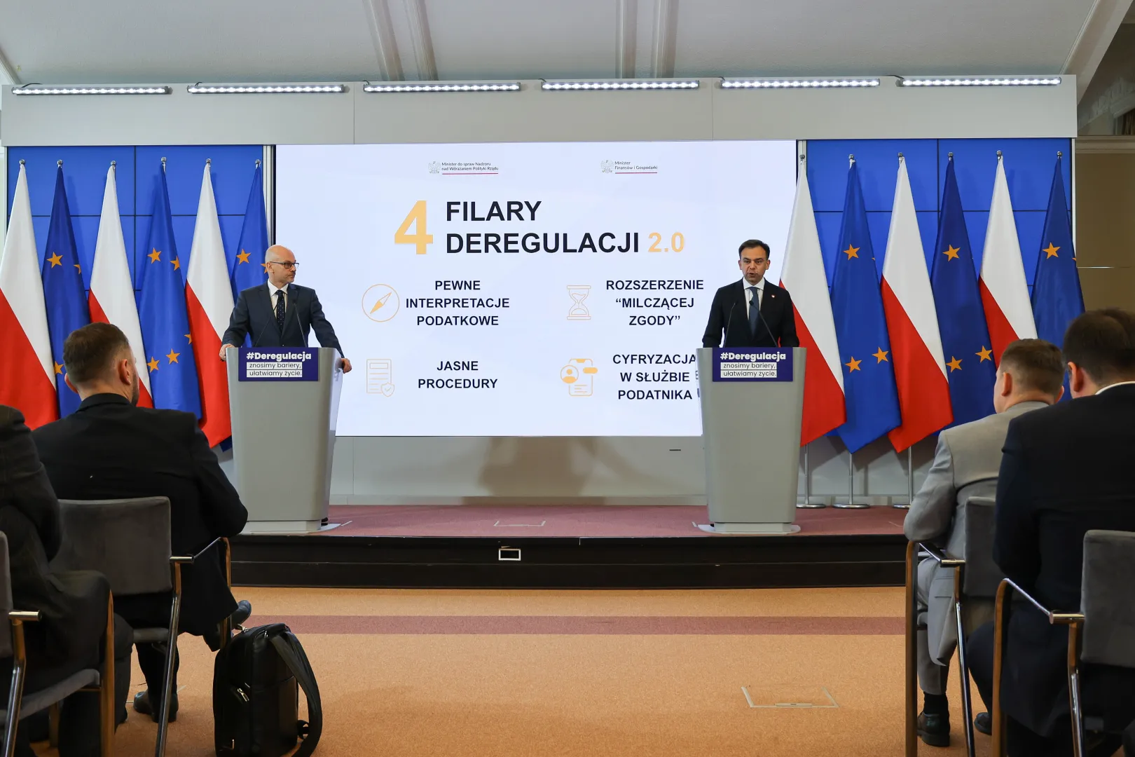 Minister ds. Nadzoru nad Wdrażaniem Polityki Rządu Maciej Berek oraz minister finansów i gospodarki Andrzej Domański. Fot. PAP/Albert Zawada