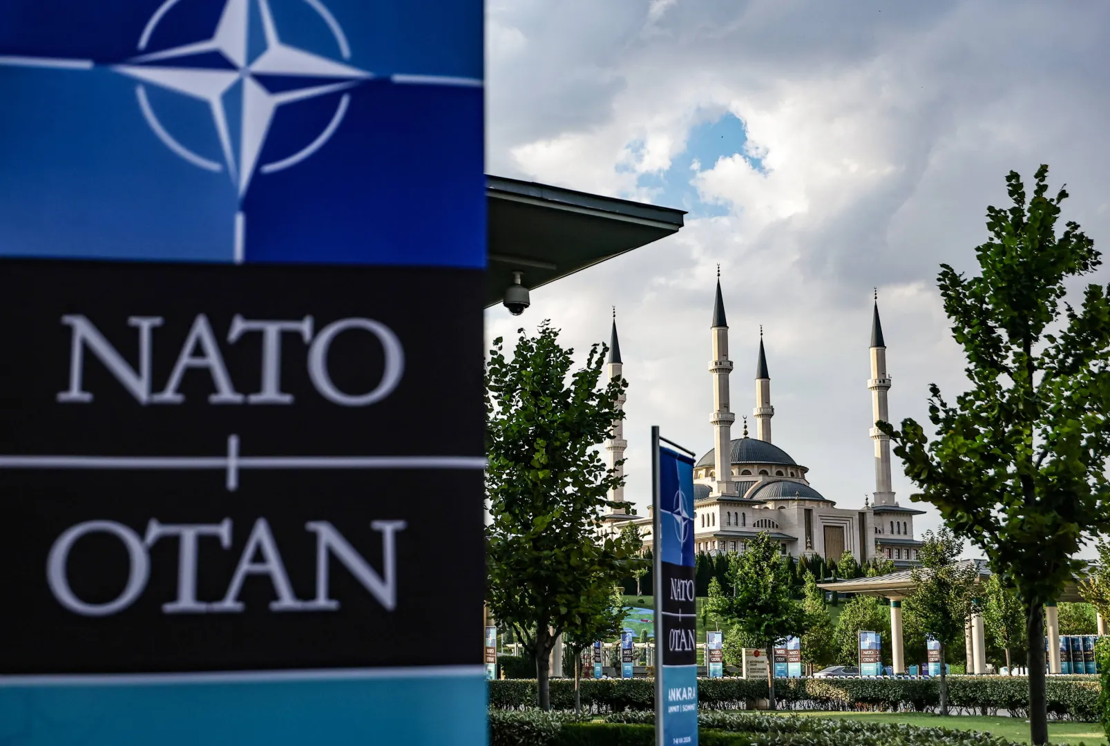 Baner NATO w Ankarze. Fot. PAP/EPA/FILIP SINGER