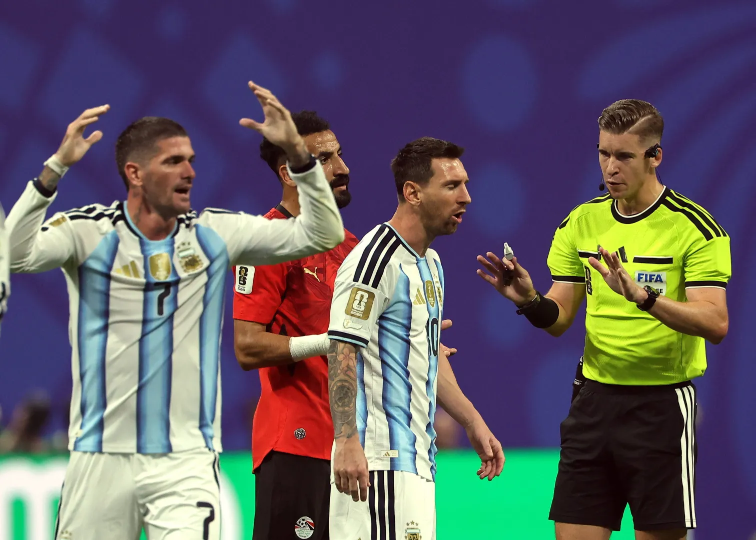 Sędzia meczu Argentyna-Egipt - Fot. PAP/EPA/CRISTOBAL HERRERA-ULASHKEVICH